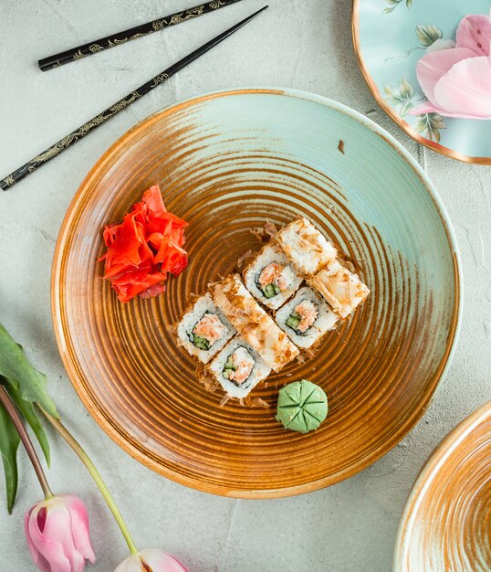 sushi frito con arroz y jengibre