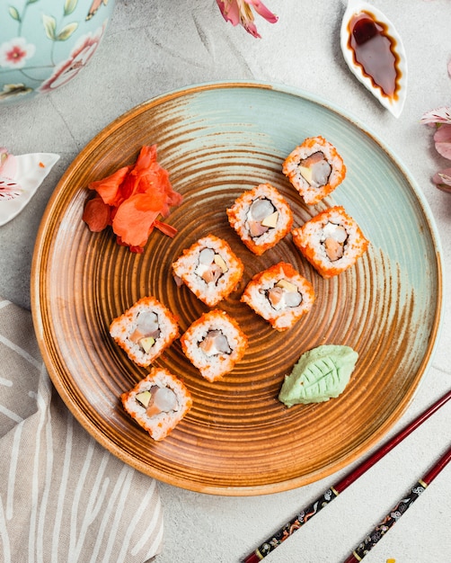 Foto gratuita sushi frito en un plato redondo