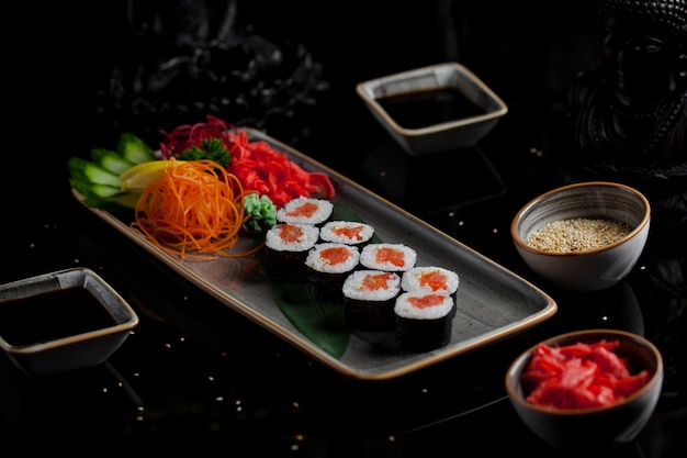 Foto gratuita sushi japonés con caviar de salmón
