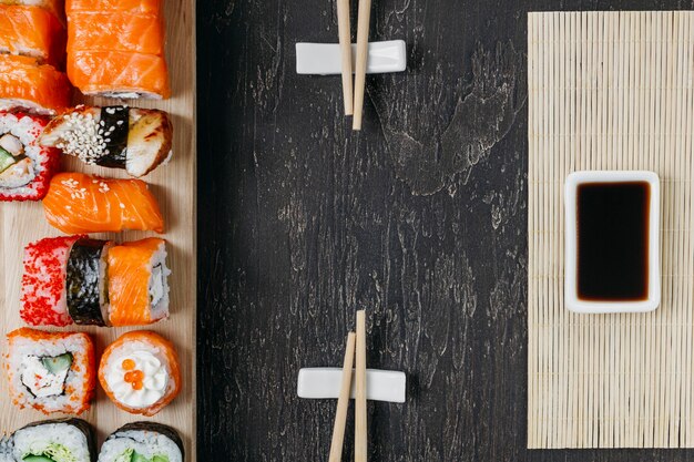 Sushi japonés tradicional endecha plana con espacio de copia