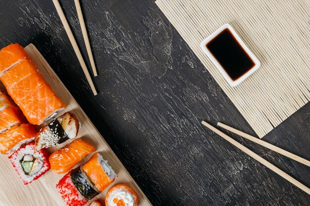 Sushi japonés tradicional con espacio de copia