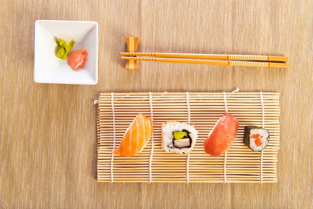 Sushi Maki conjunto sobre fondo de madera