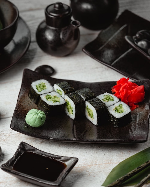 Foto gratuita sushi negro con vista superior de arroz