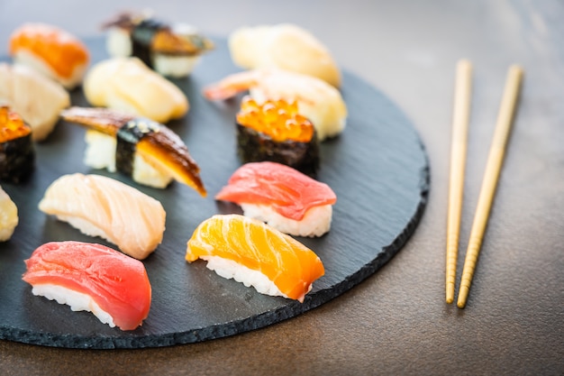 Sushi Nigiri con salmón, atún, camarones, gambas, anguila, cáscara y otros sashimi
