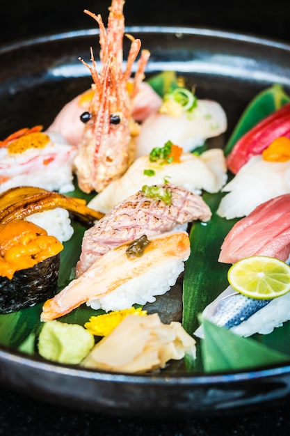 Foto gratuita sushi nigiri