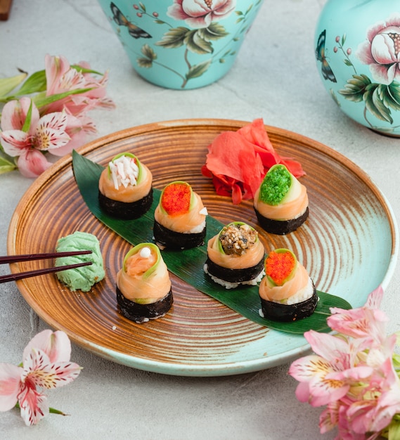 Sushi nori con salmón, caviar, jengibre y wasabi.