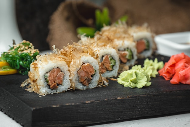 sushi de pescado con jengibre y wasabi