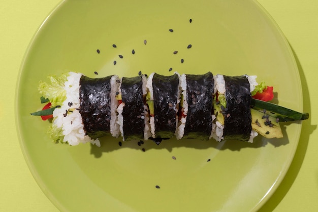 Foto gratuita sushi plano laico en placa verde