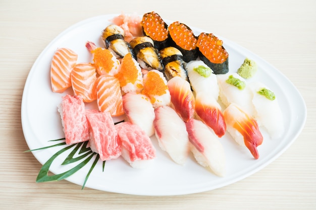 Sushi en el plato blanco