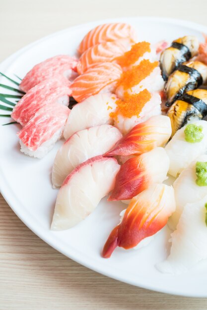 Sushi en plato blanco