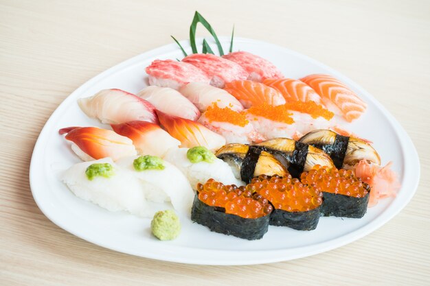 Sushi en plato blanco