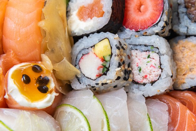 Sushi en el plato sobre la mesa negra