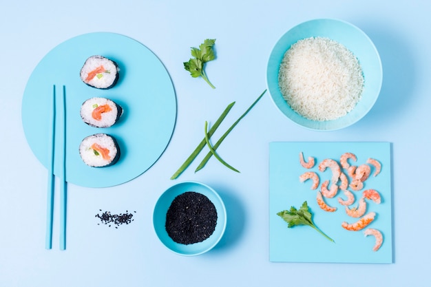 Sushi en plato y tazón con arroz