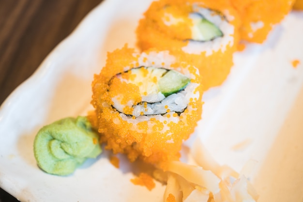 Foto gratuita sushi roll de california maki