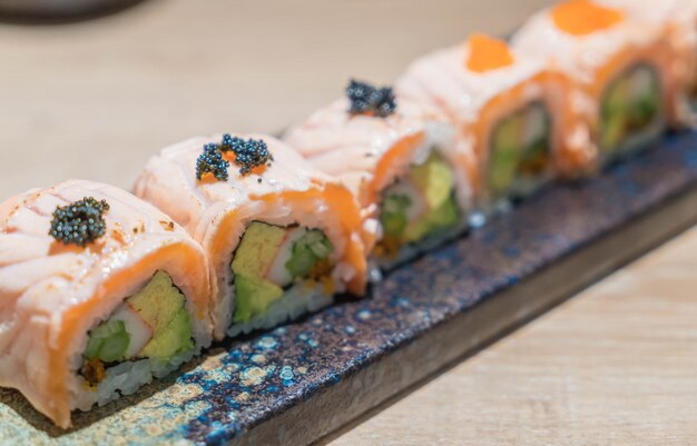 Sushi de rollos de salmón