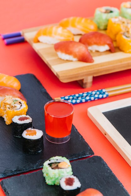 Sushi y sake rojo