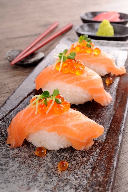 Sushi de salmón con caviar en una fila