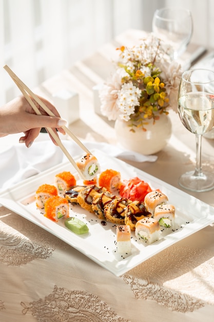 Sushi con salmón y caviar rojo