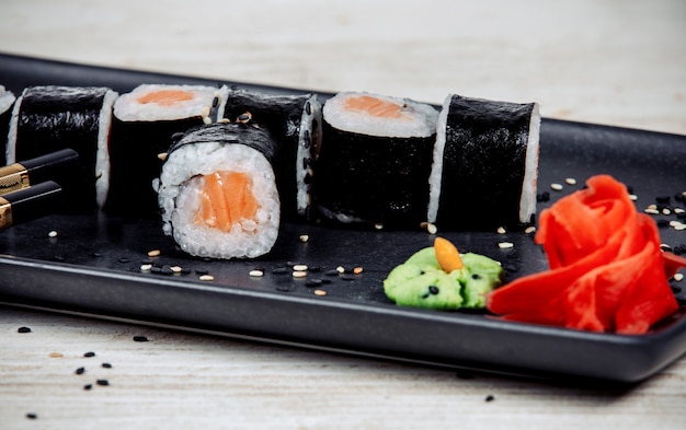 Sushi con salmón, jengibre y rábano picante