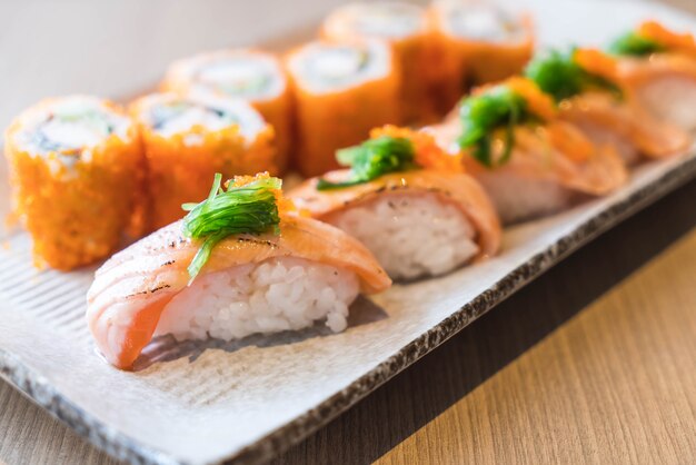Sushi de salmón y maki de salmón