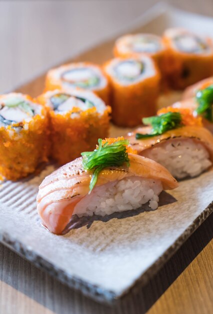 Sushi de salmón y maki de salmón