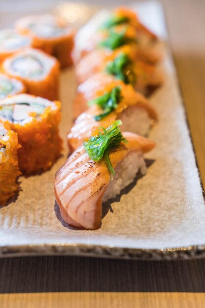 Sushi de salmón y maki de salmón