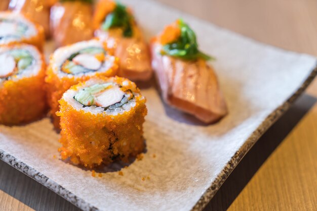 Sushi de salmón y maki de salmón