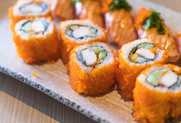 Sushi de salmón y maki de salmón