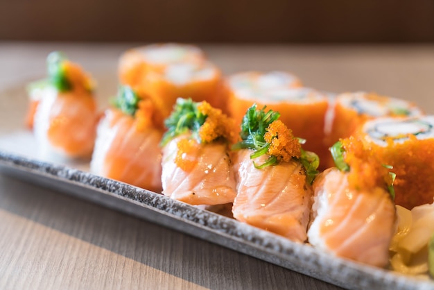 Sushi de salmón y maki de salmón