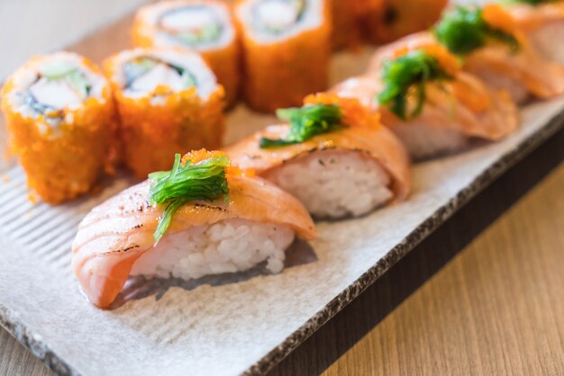 sushi de salmón y maki de salmón