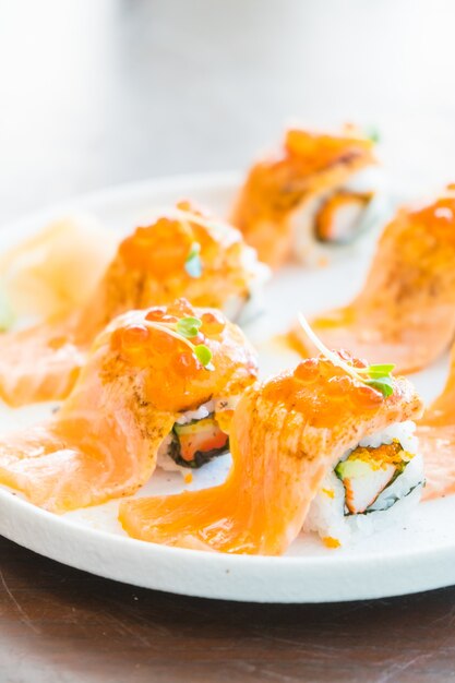 Sushi de salmón a la parrilla