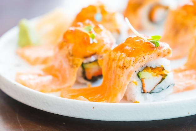 Sushi de salmón a la parrilla