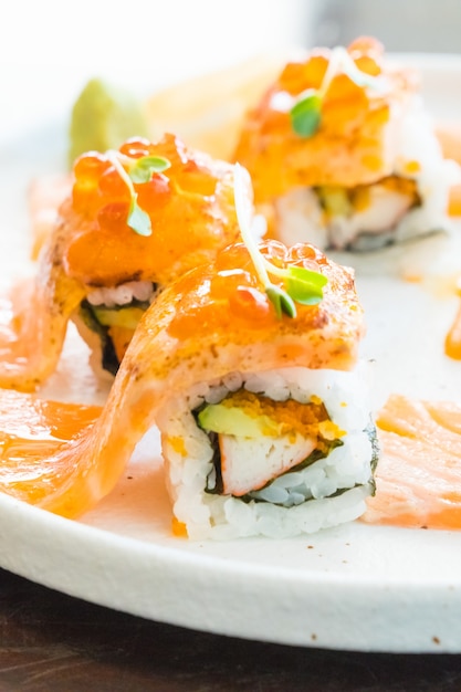 Foto gratuita sushi de salmón a la parrilla