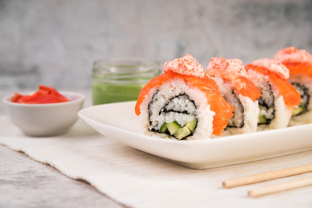 Foto gratuita sushi con salsa en la mesa