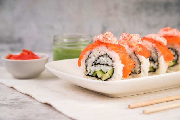 Sushi con salsa en la mesa