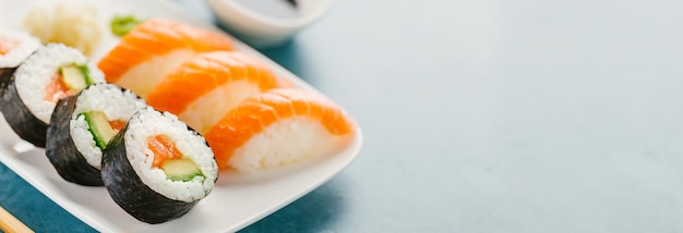 Sushi servido en un plato en la mesa azul