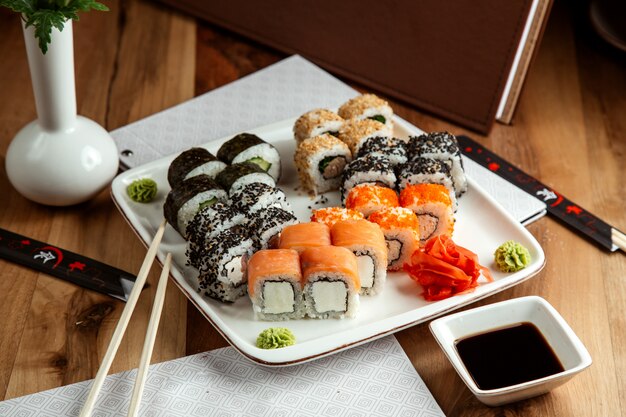 sushi set roll de filadelfia con queso crema y salmón roll de california con carne de cangrejo y caviar tobiko kappa maki