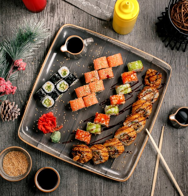 Sushi con vista superior de wasabi y jengibre