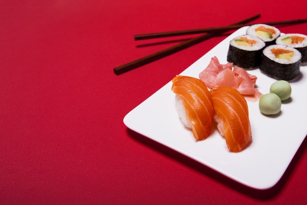 Sushi con wasabi y jengibre