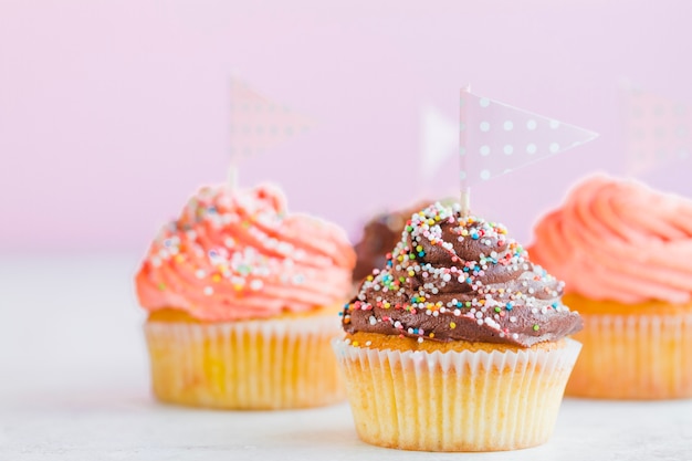 Foto gratuita sweet cupcakes con pequeñas banderas