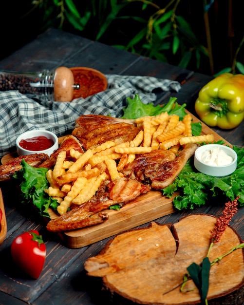 Tabaco frito con papas fritas en una tabla de madera