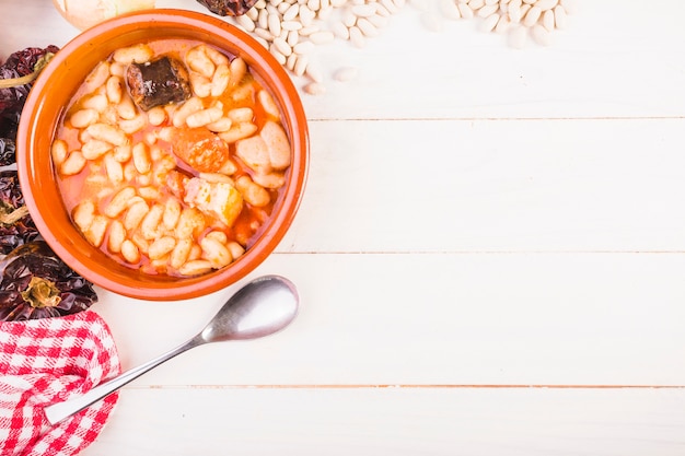 Tabla de cocina con plato de frijoles