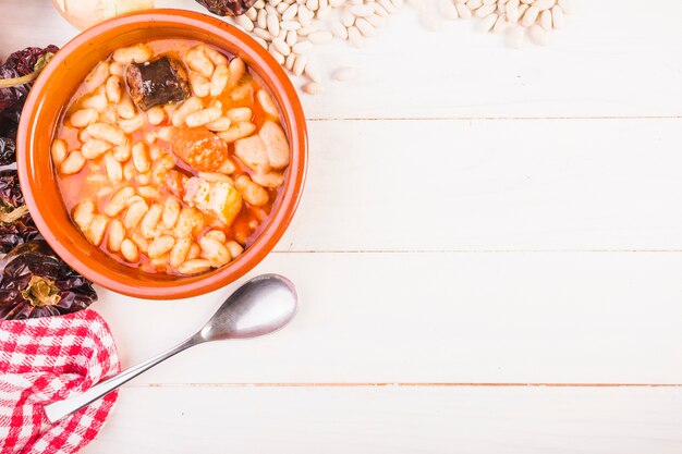 Tabla de cocina con plato de frijoles