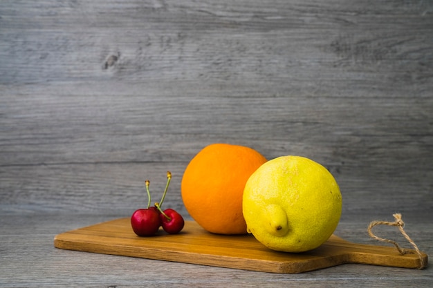 Foto gratuita tabla de cortar con algunas frutas