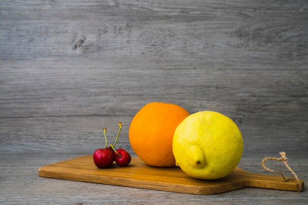 Tabla de cortar con algunas frutas