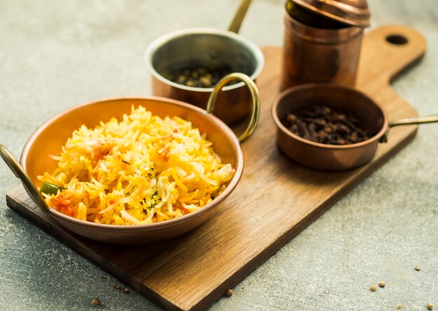 Tabla de cortar con arroz para la cena