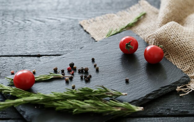 Tabla de cortar con especias y tomates.