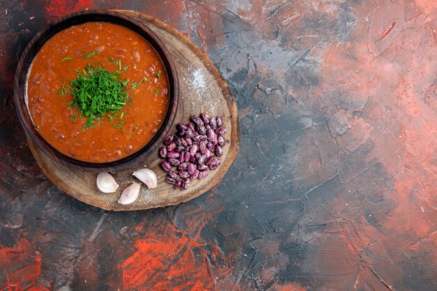 Tabla de cortar de frijoles de mesa en la tabla de colores de mezcla