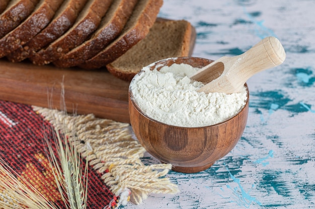 Una tabla de cortar de madera con rebanadas de pan.