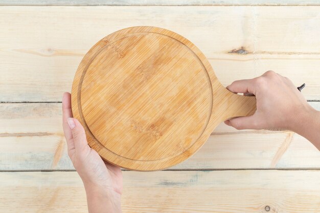 Una tabla de cortar de madera.